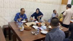 Cicipi Ikan Bakar Segar di TPI Lappa, Pj Gubernur Sulsel Puji Kuliner Laut Sinjai